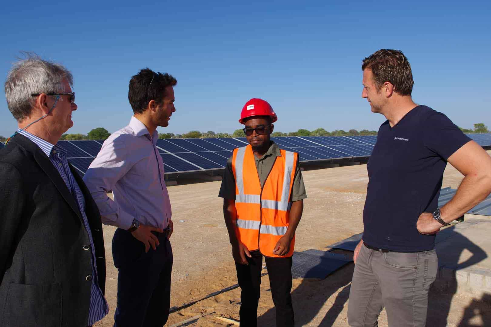 MEDIA - 190501 - Picture - CLIMATE PARTNER GMBH - Workers; solar panels; TOP