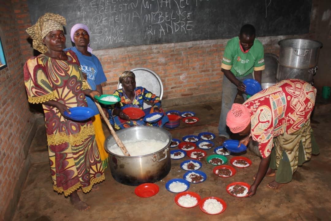 MEDIA - 190718 - Picture - BURUNDI QUALITY STOVES - Canteen; Woman; Kitchen; Food; Meal-3