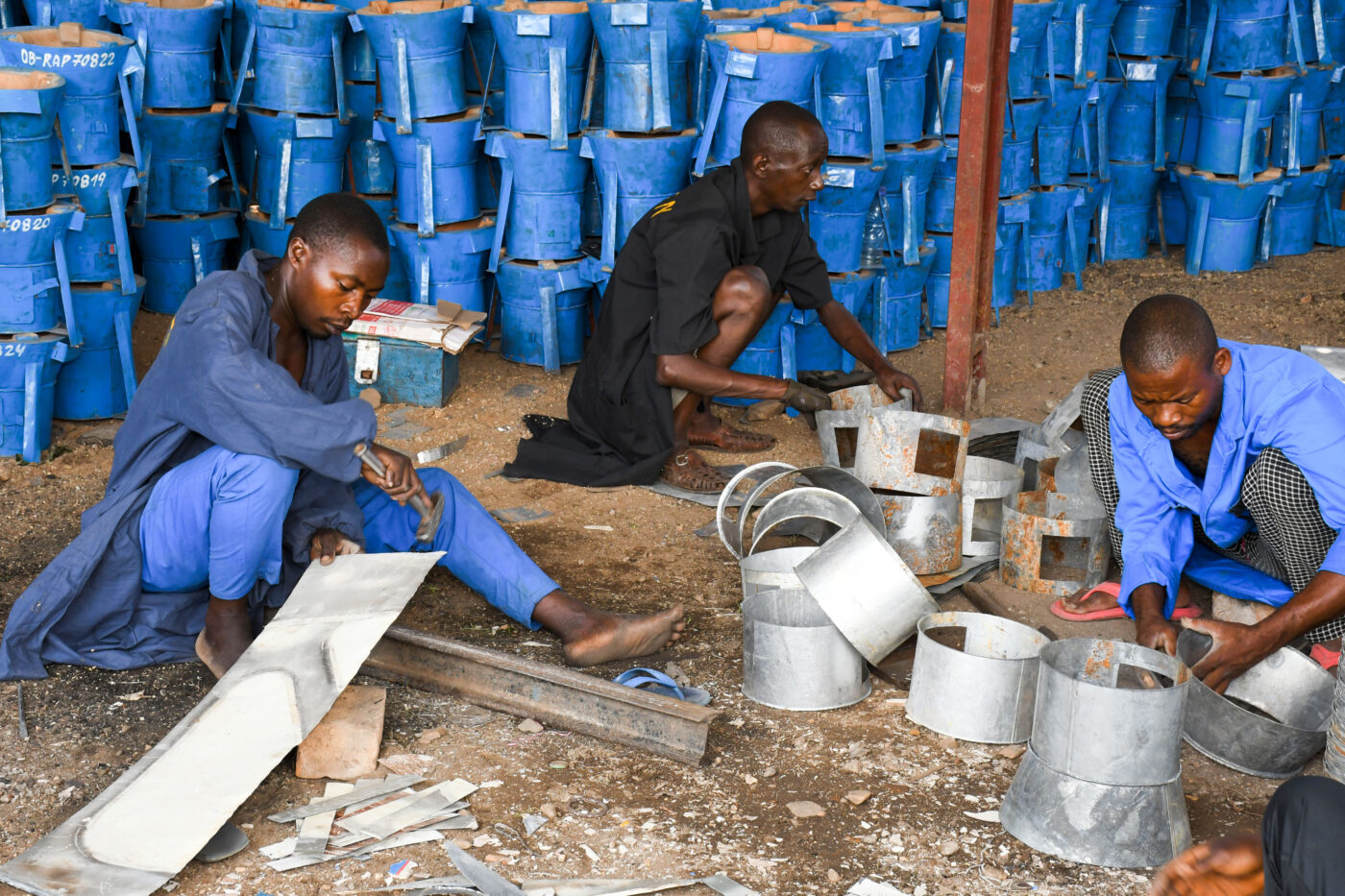 MEDIA - 211122 - Picture - - TOP; Factory; Workers; Cooking Stoves; OBEN (ID 15373)