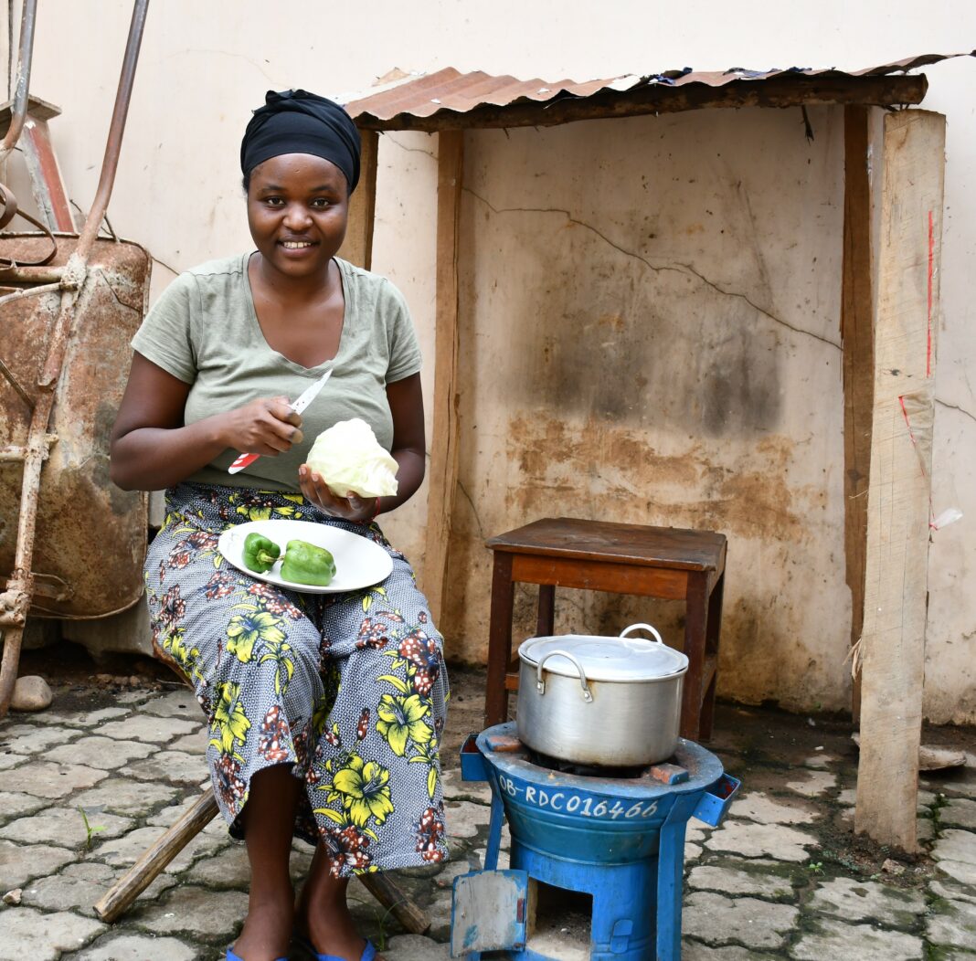 MEDIA - 211122 - Picture - - TOP; OBEN; Stove User; Cooking Stoves; Woman (ID 15365)